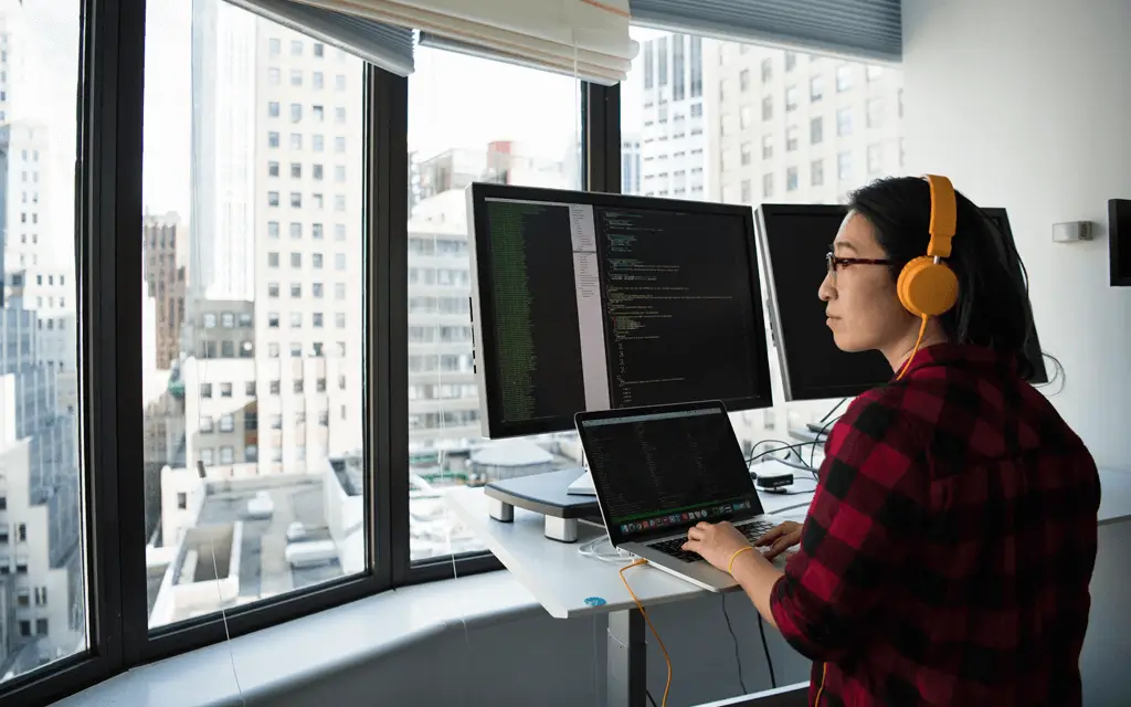 見晴らしの良いオフィスで働く人物