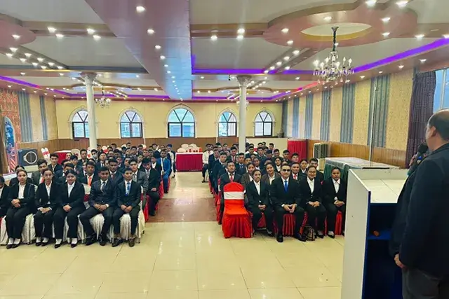 Kizuna HR Solutions Pvt Ltd. Nepal 講堂で講話を聴く学生