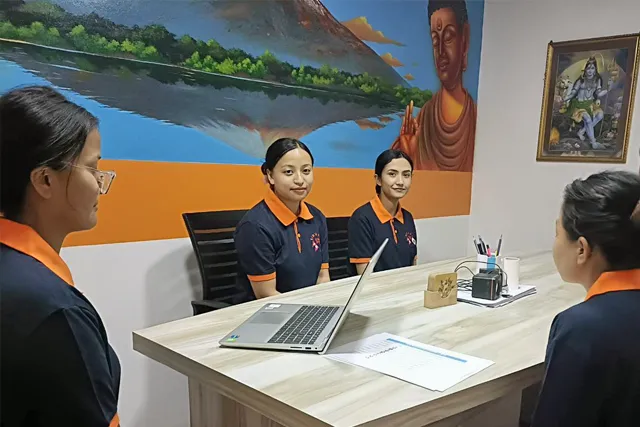 ミーティング中の特定技能実習生（介護）